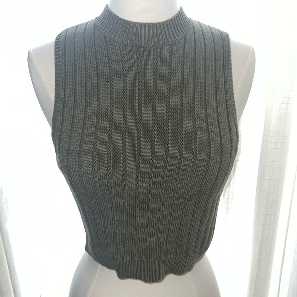 GREEN CROP TOP